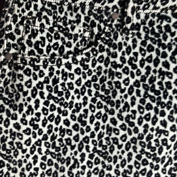 TDC Contemporary Green and Black Leopard Print Corduroy Mini Skirt Size Large - Picture 2 of 8